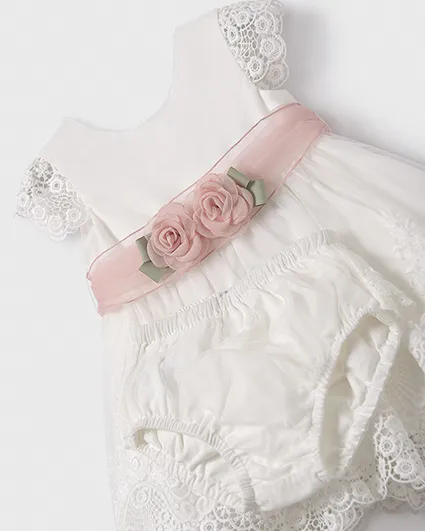Abito bianco a maniche corte con tulle in pizzo ricamato e fusciacca rosa con fiori 9-36 mesi