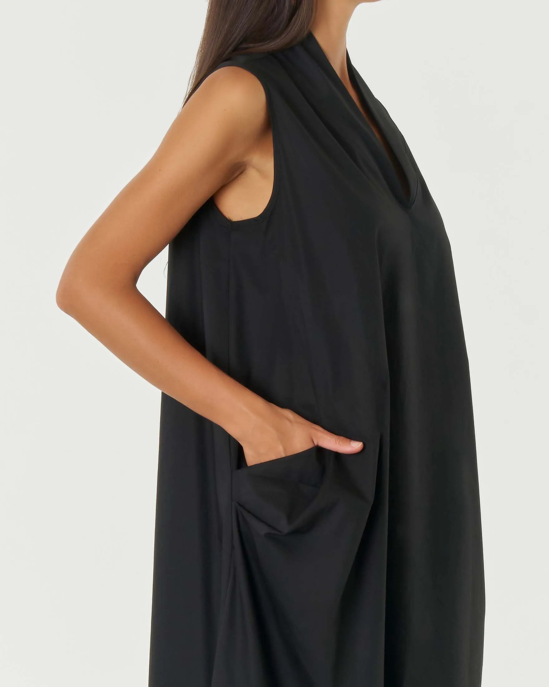 Abito midi smanicato nero in popeline con scollo a V e tasche ai fianchi con pieghe