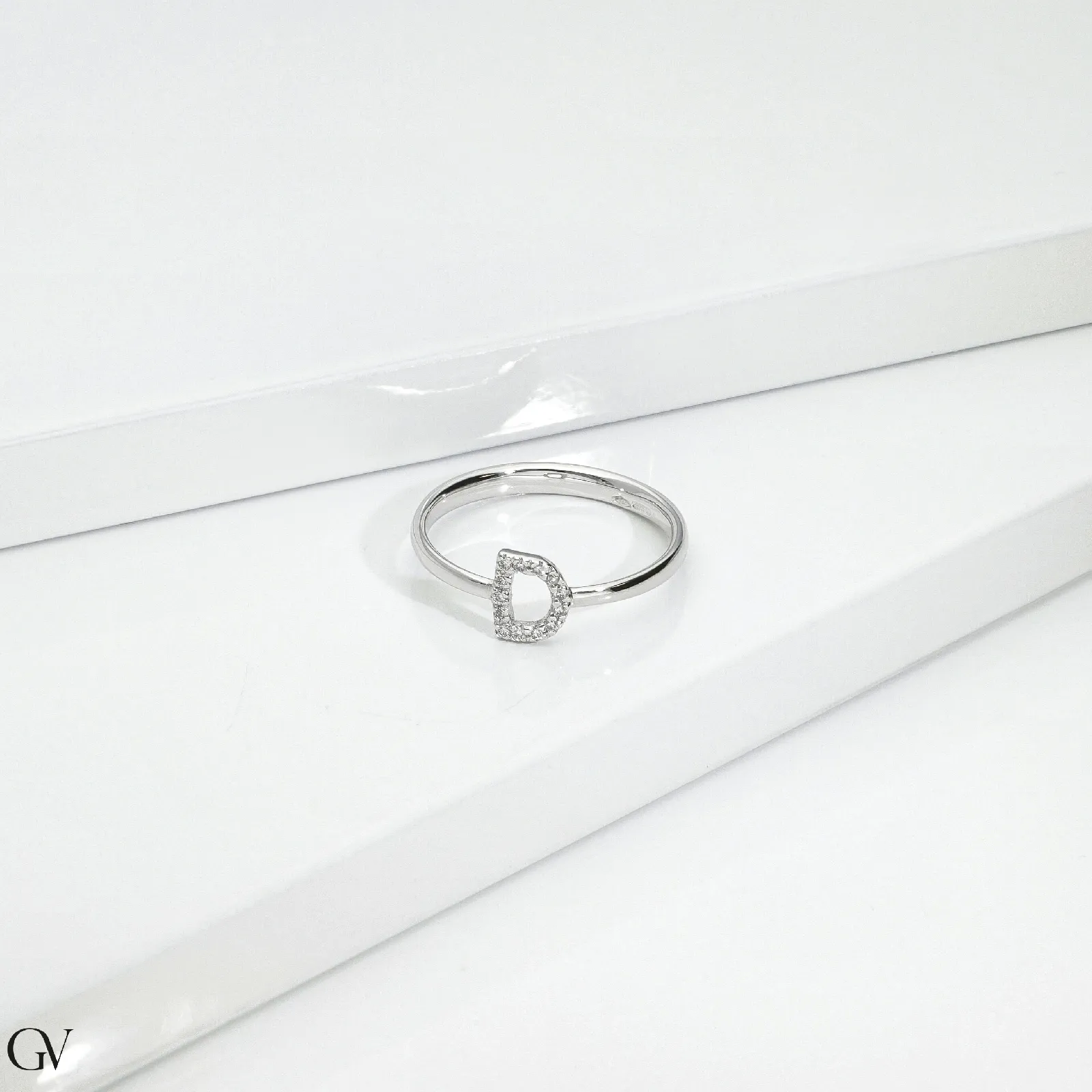 Anello in oro bianco 18k con lettera D in diamanti