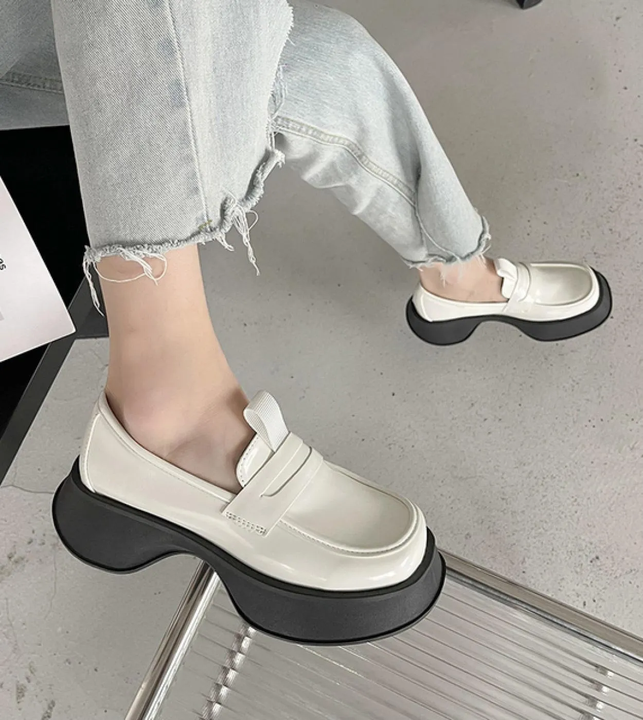 Appartamenti Scarpe da donna 2022 Primavera Inverno New Chunky Mules Stile britannico Scarpe pigre Moda Casual Pu Dress Punta qu