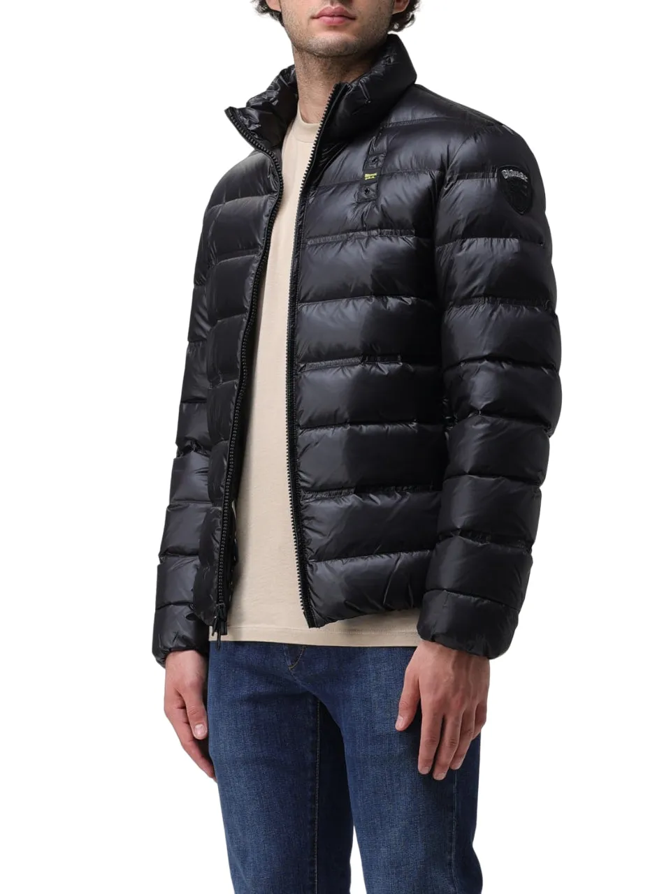 Blauer piumino corto imbottito con collo alto nero