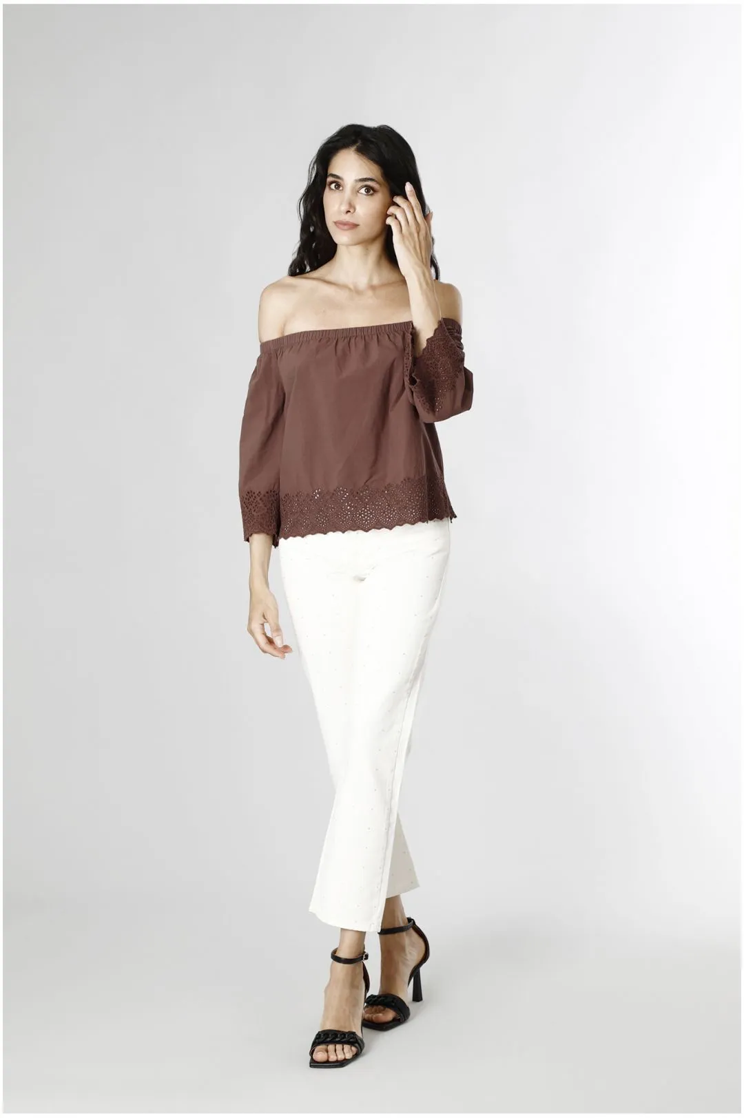 blusa ricamata con scollo a barca espresso