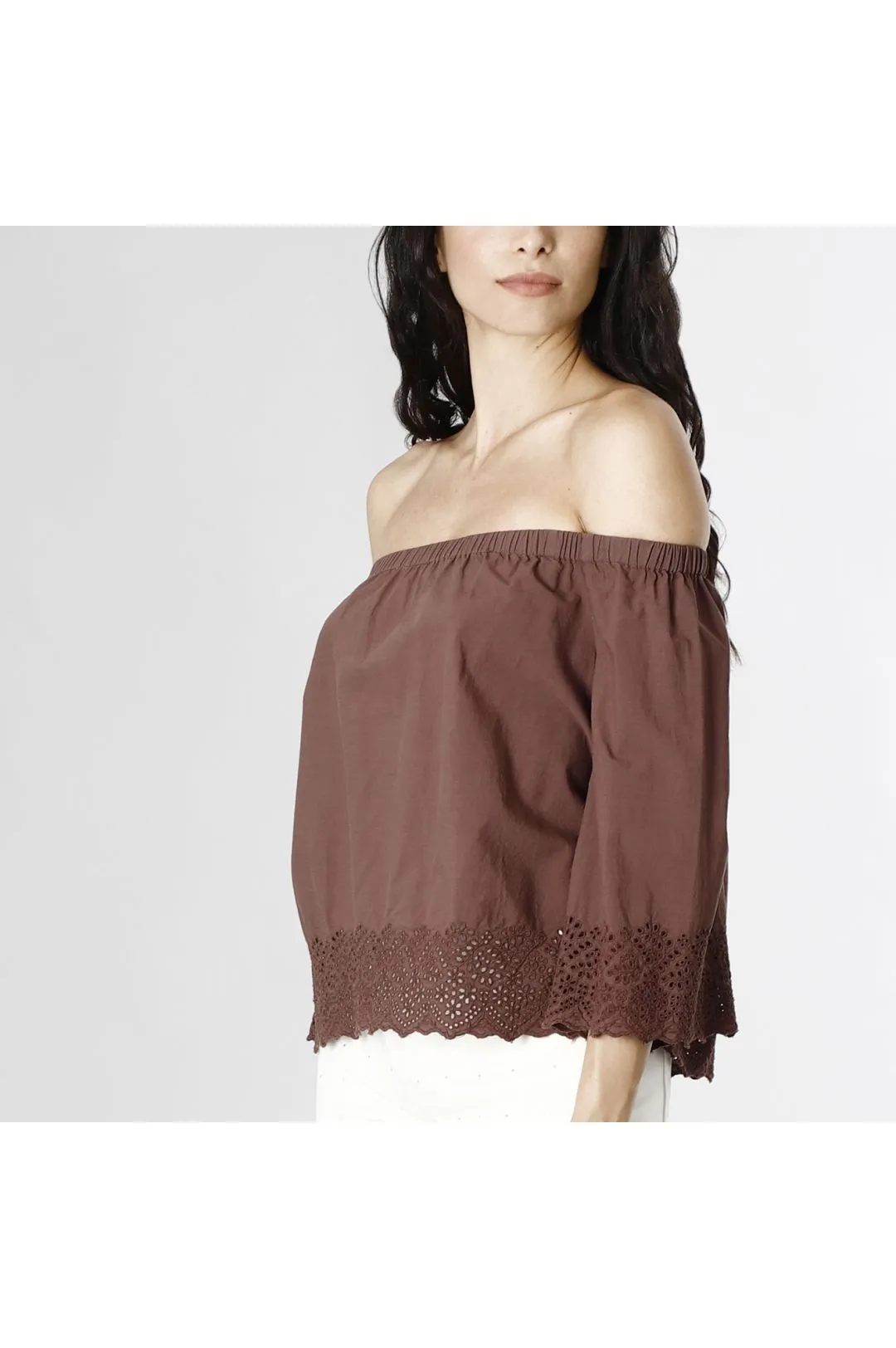 blusa ricamata con scollo a barca espresso
