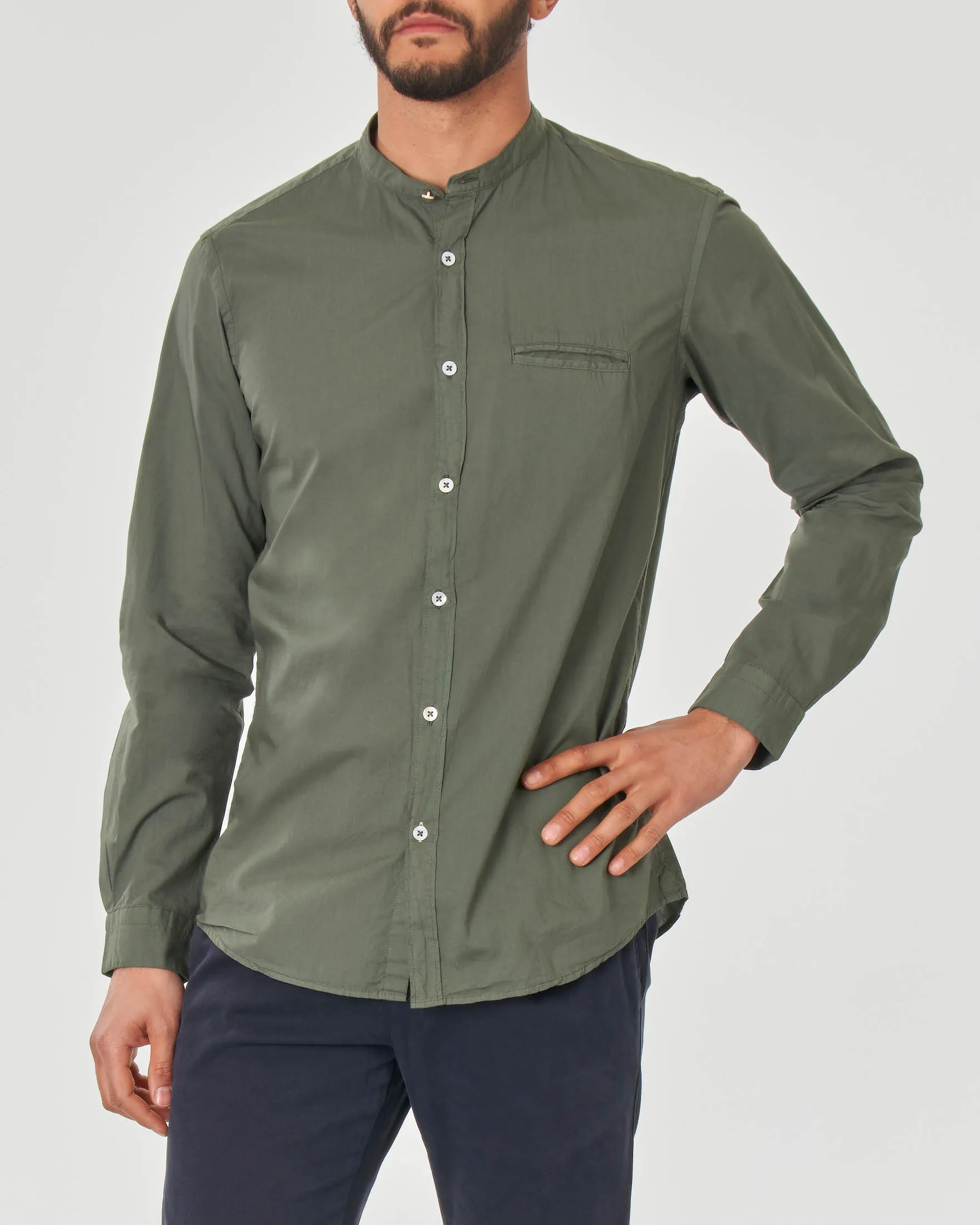 Camicia verde militare in mussola di cotone con collo a coreana e taschino