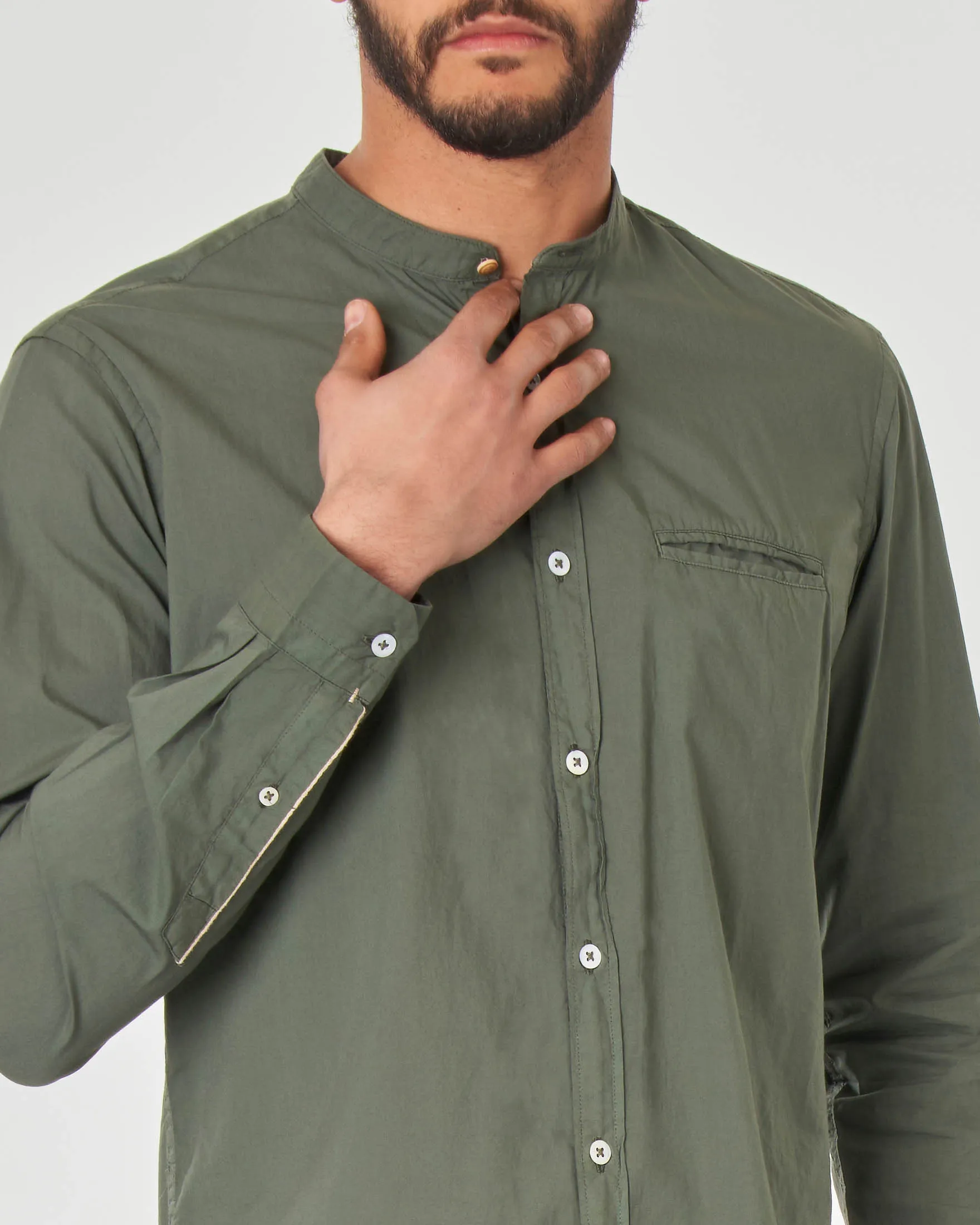 Camicia verde militare in mussola di cotone con collo a coreana e taschino