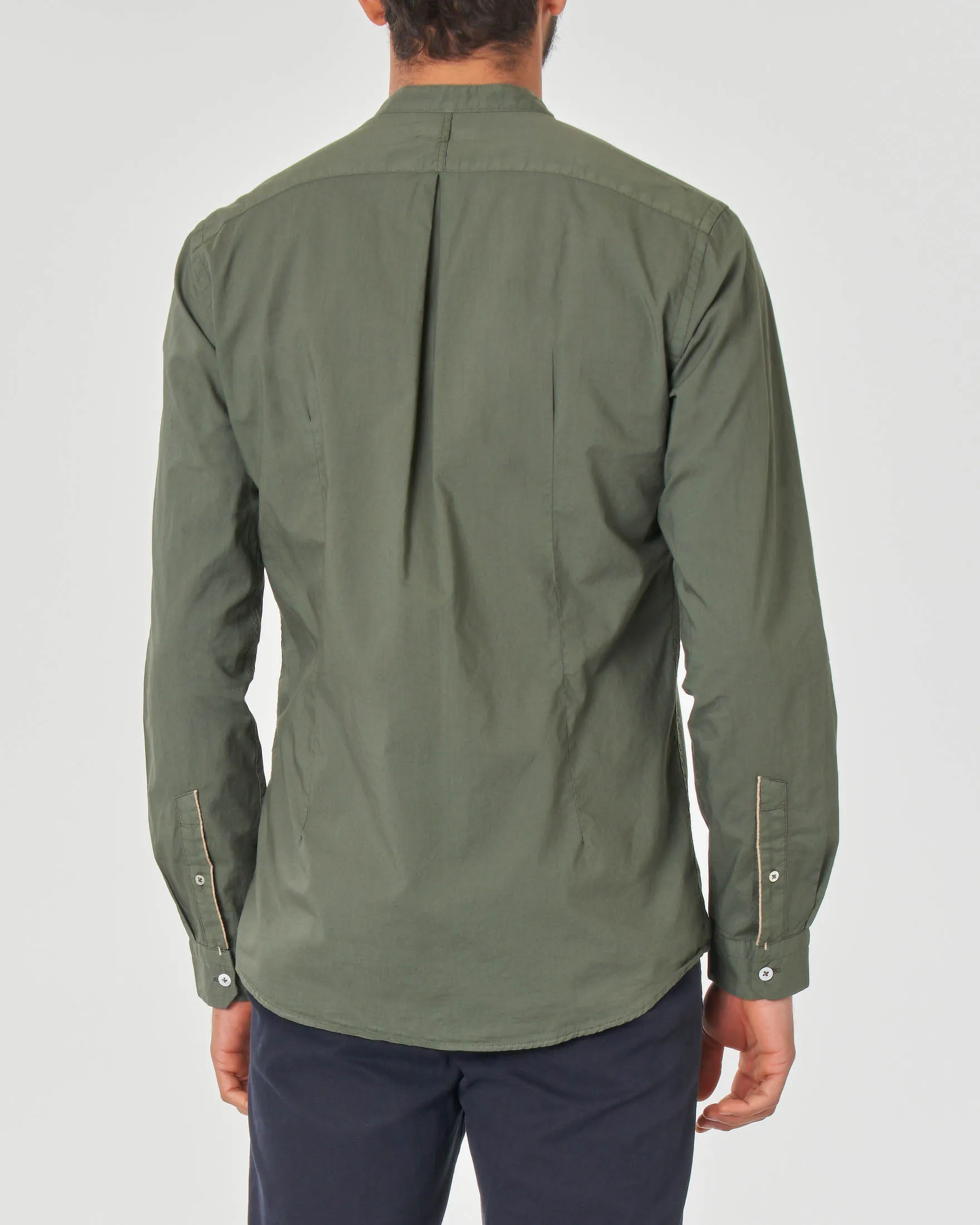 Camicia verde militare in mussola di cotone con collo a coreana e taschino