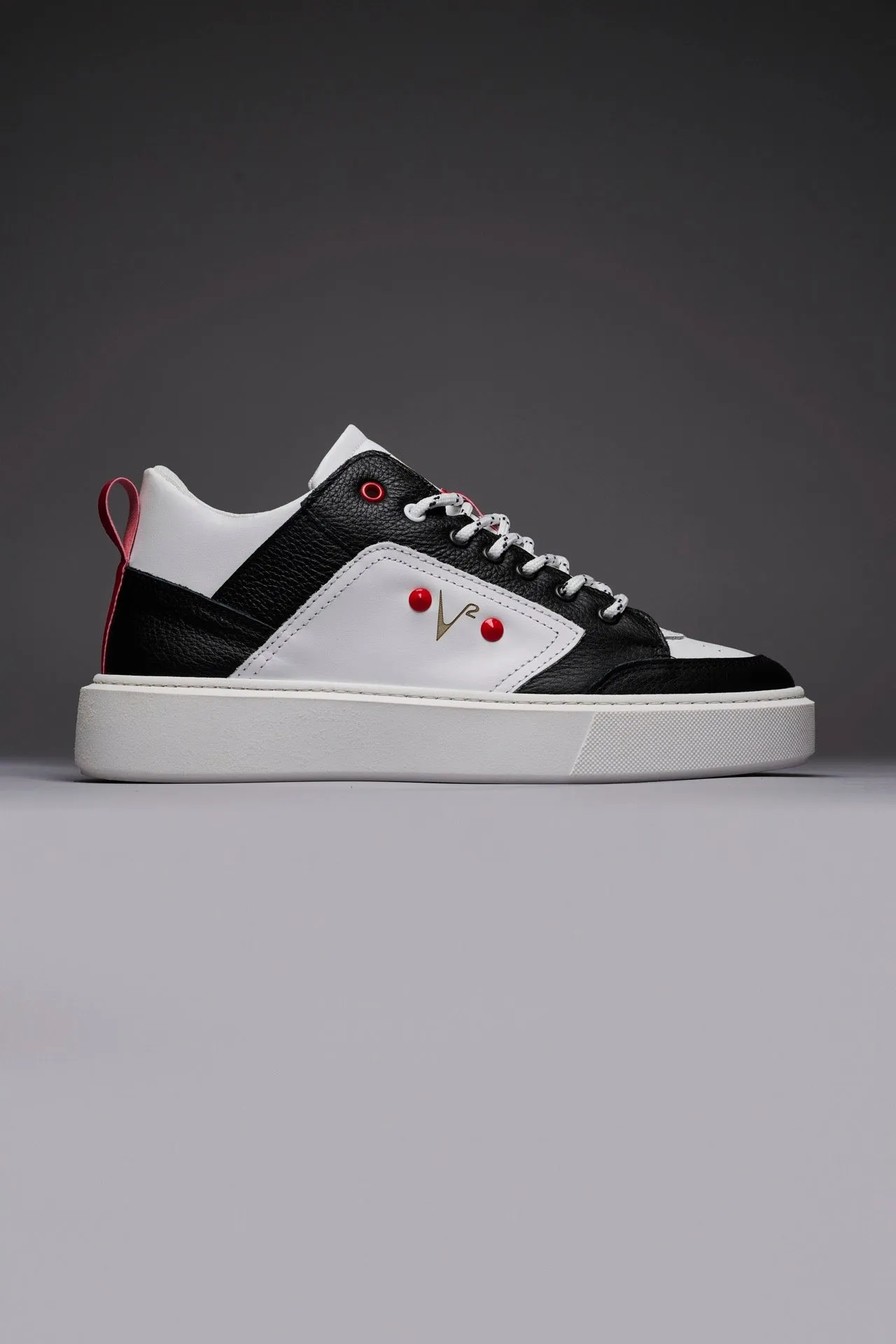 CHICAGO MID - Sneakers alte bianche con inserto Nero e borchie Rosse