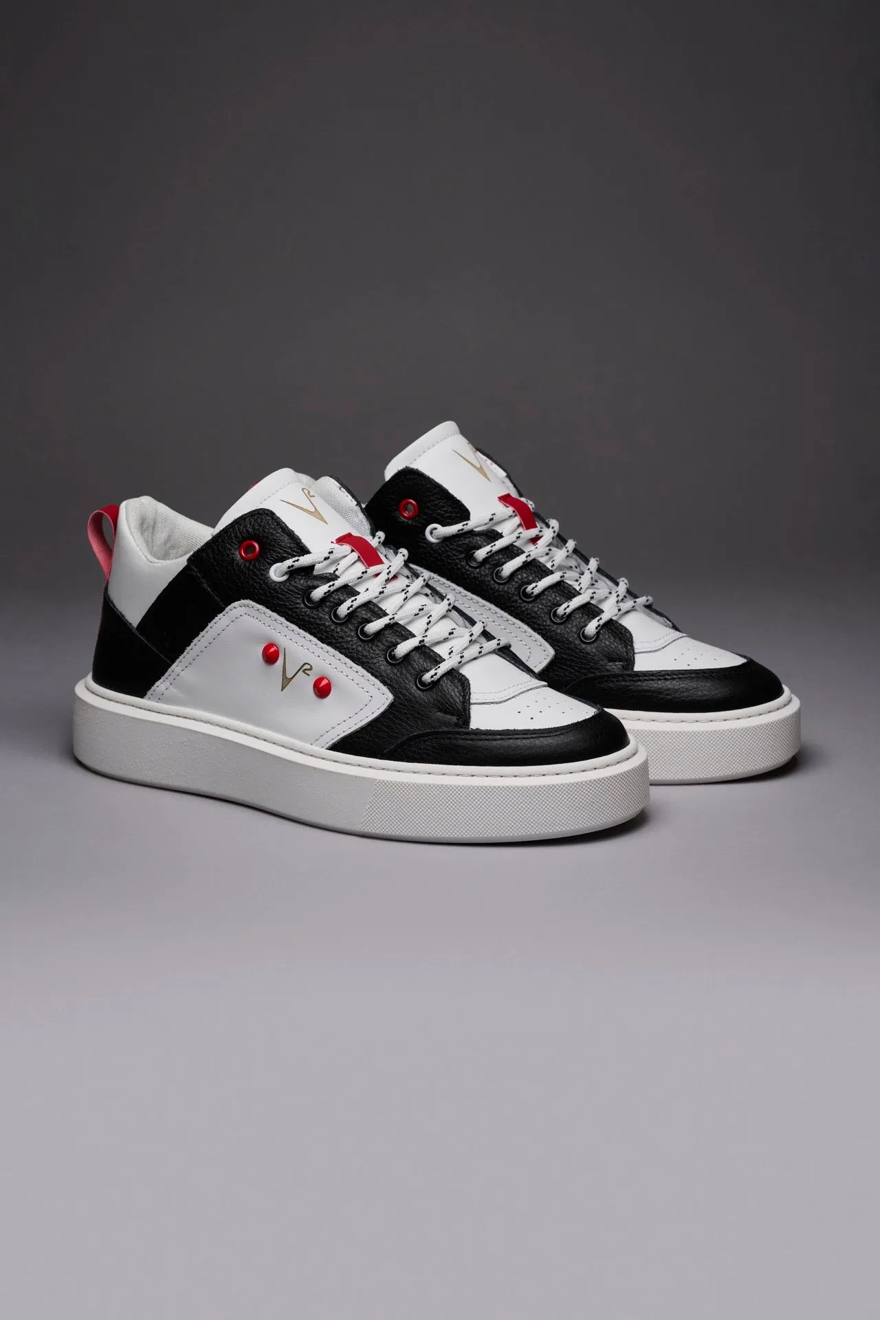 CHICAGO MID - Sneakers alte bianche con inserto Nero e borchie Rosse