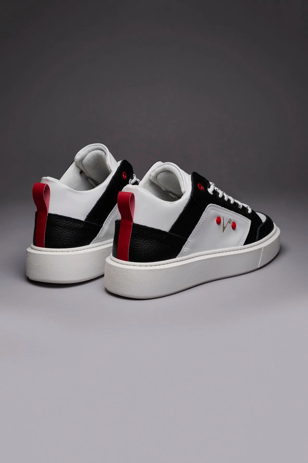 CHICAGO MID - Sneakers alte bianche con inserto Nero e borchie Rosse