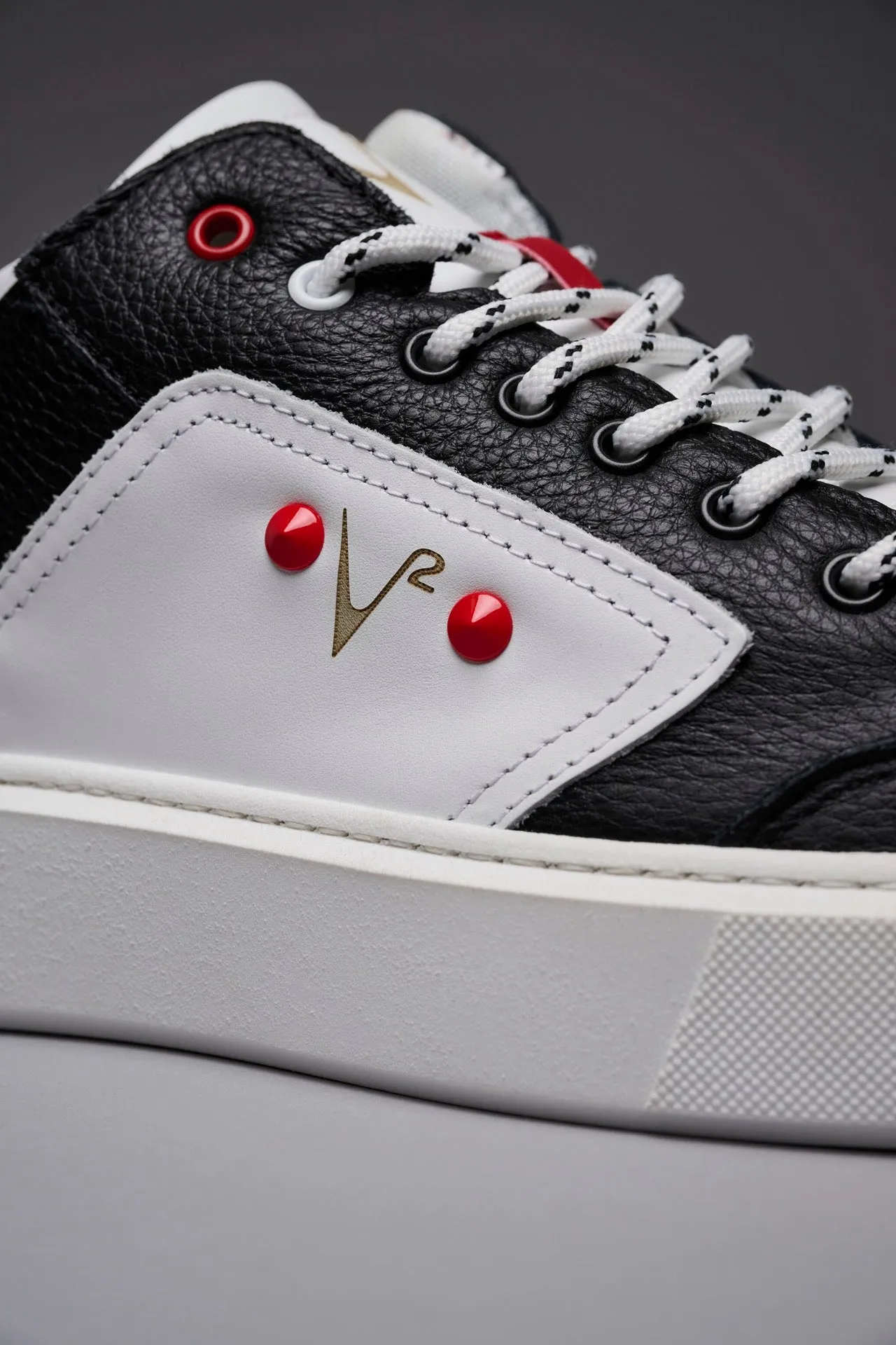 CHICAGO MID - Sneakers alte bianche con inserto Nero e borchie Rosse