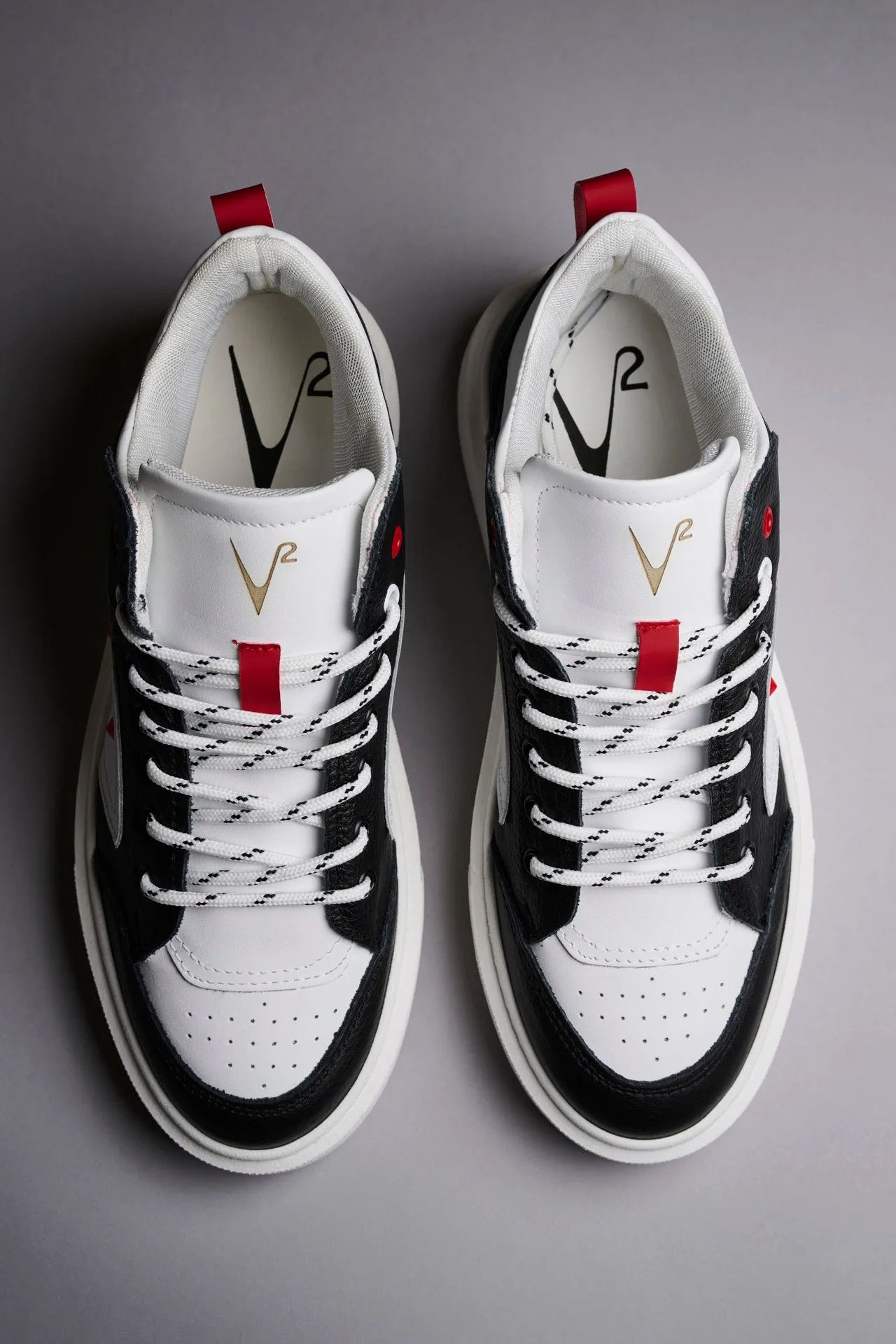 CHICAGO MID - Sneakers alte bianche con inserto Nero e borchie Rosse