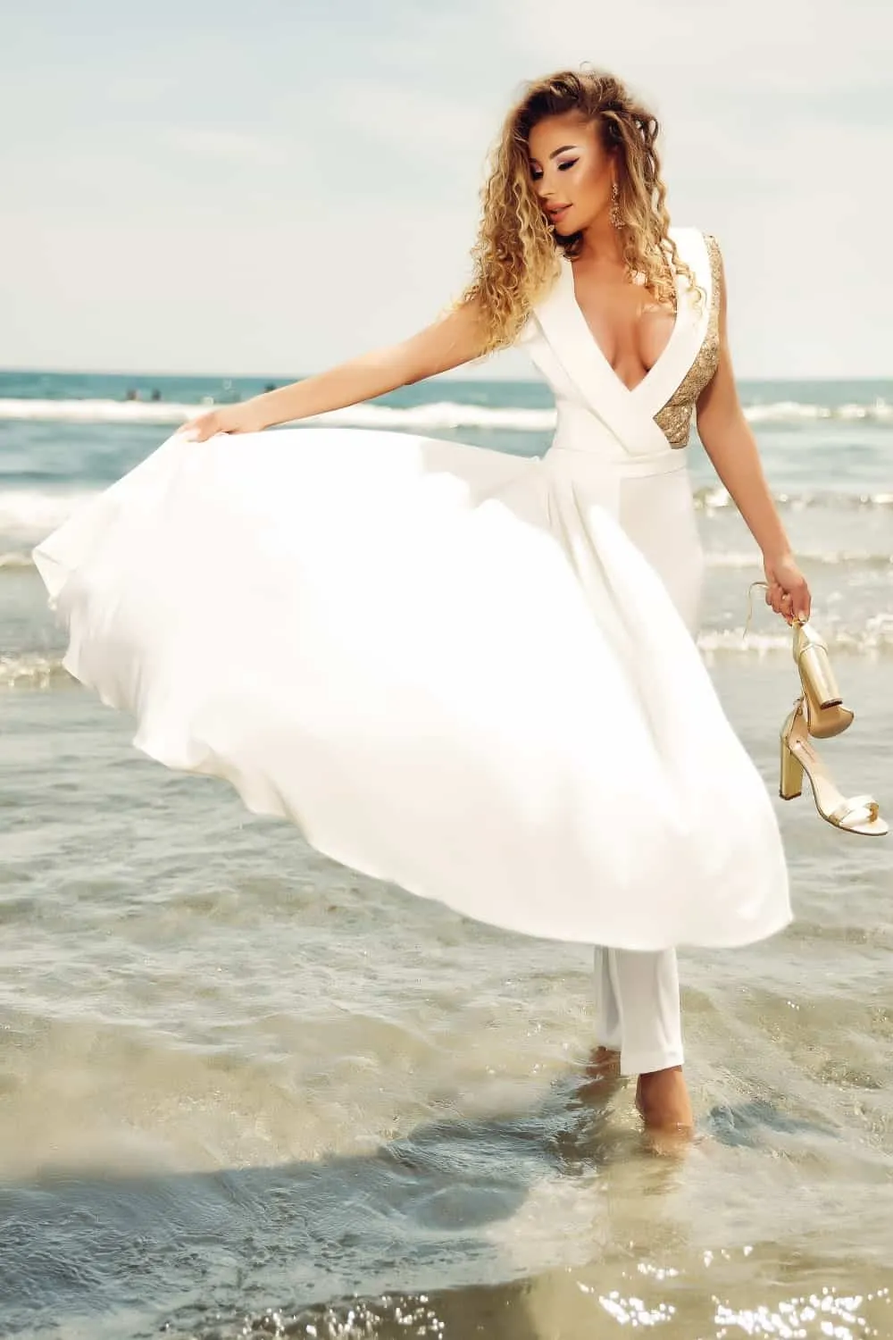 Elegante tuta bianca con ricamo in pizzo oro