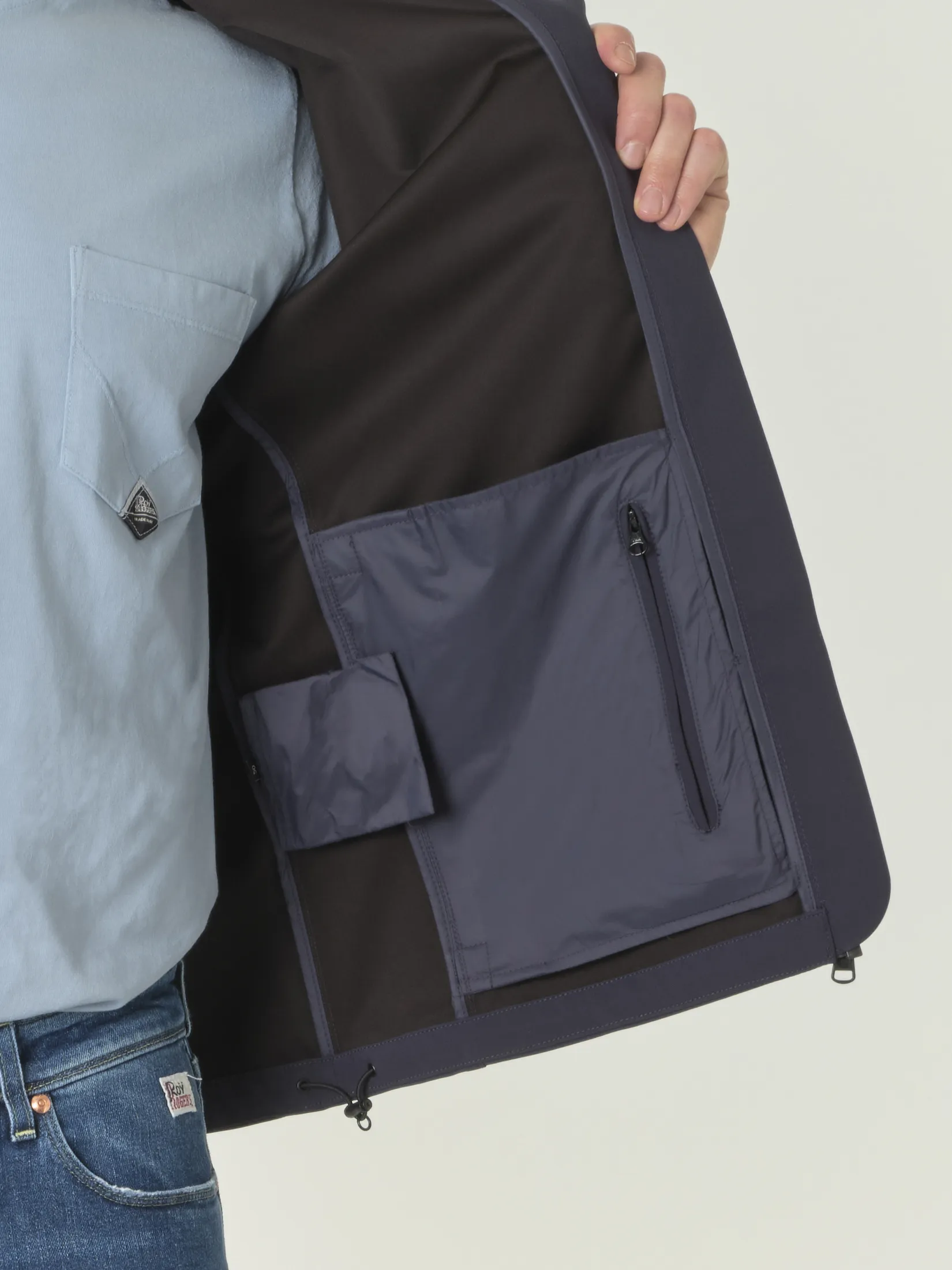 Giubbino blu in softshell stretch con chiusura a cerniera