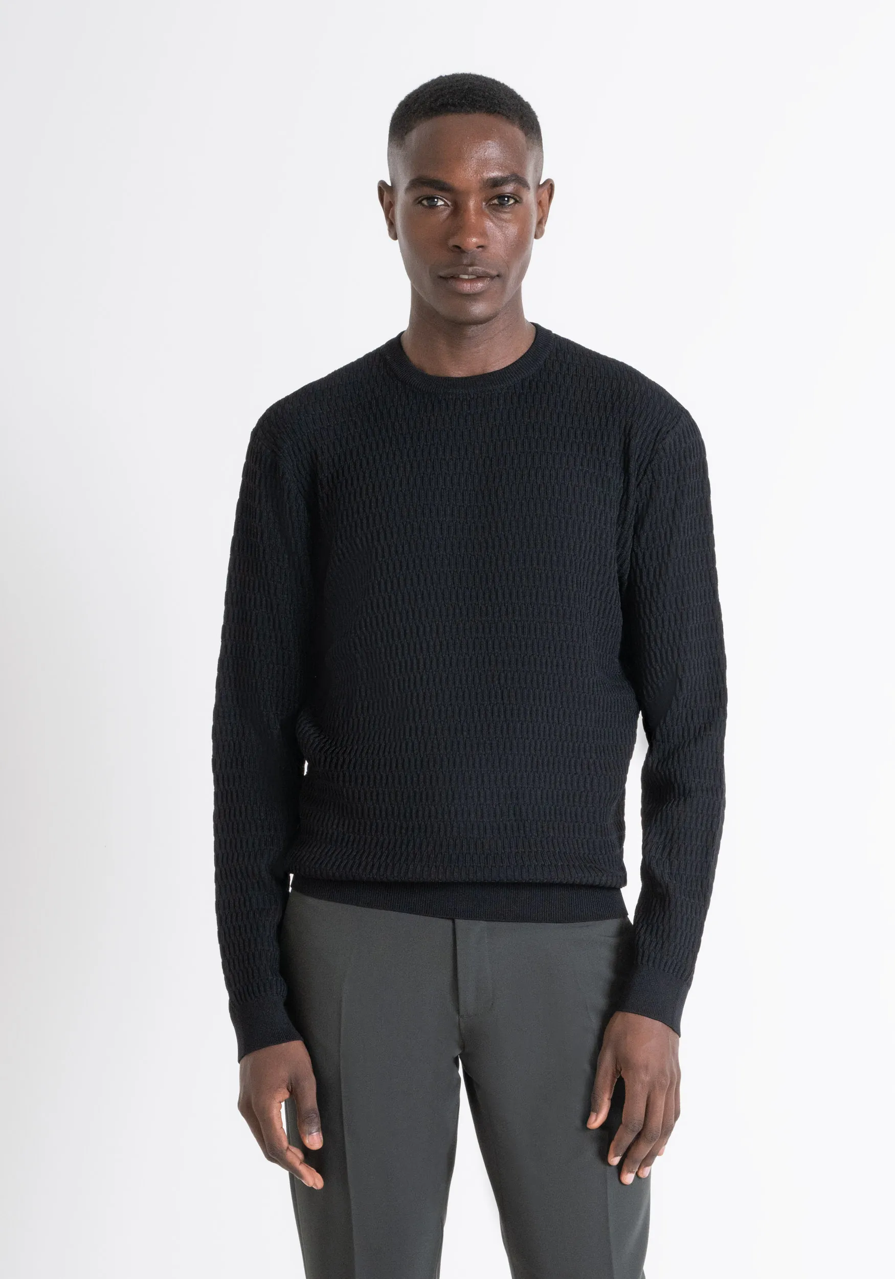 MAGLIONE GIROCOLLO REGULAR FIT NERO MISTO VISCOSA JACQUARD