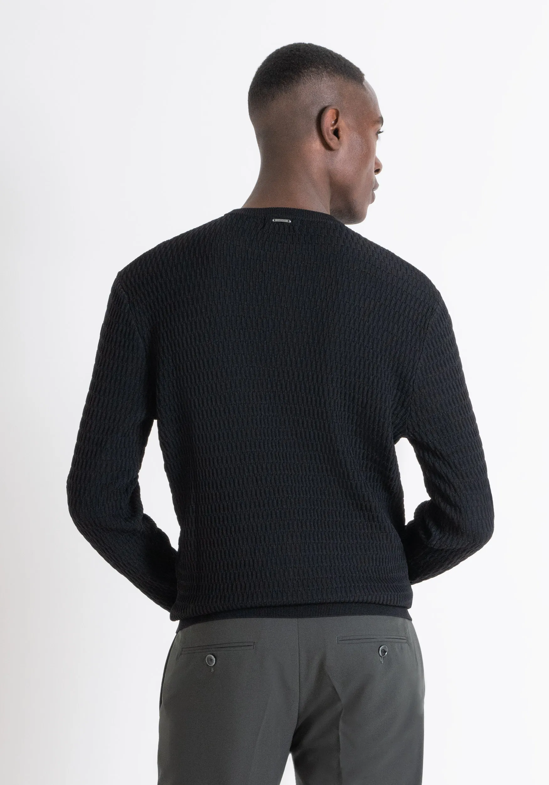 MAGLIONE GIROCOLLO REGULAR FIT NERO MISTO VISCOSA JACQUARD
