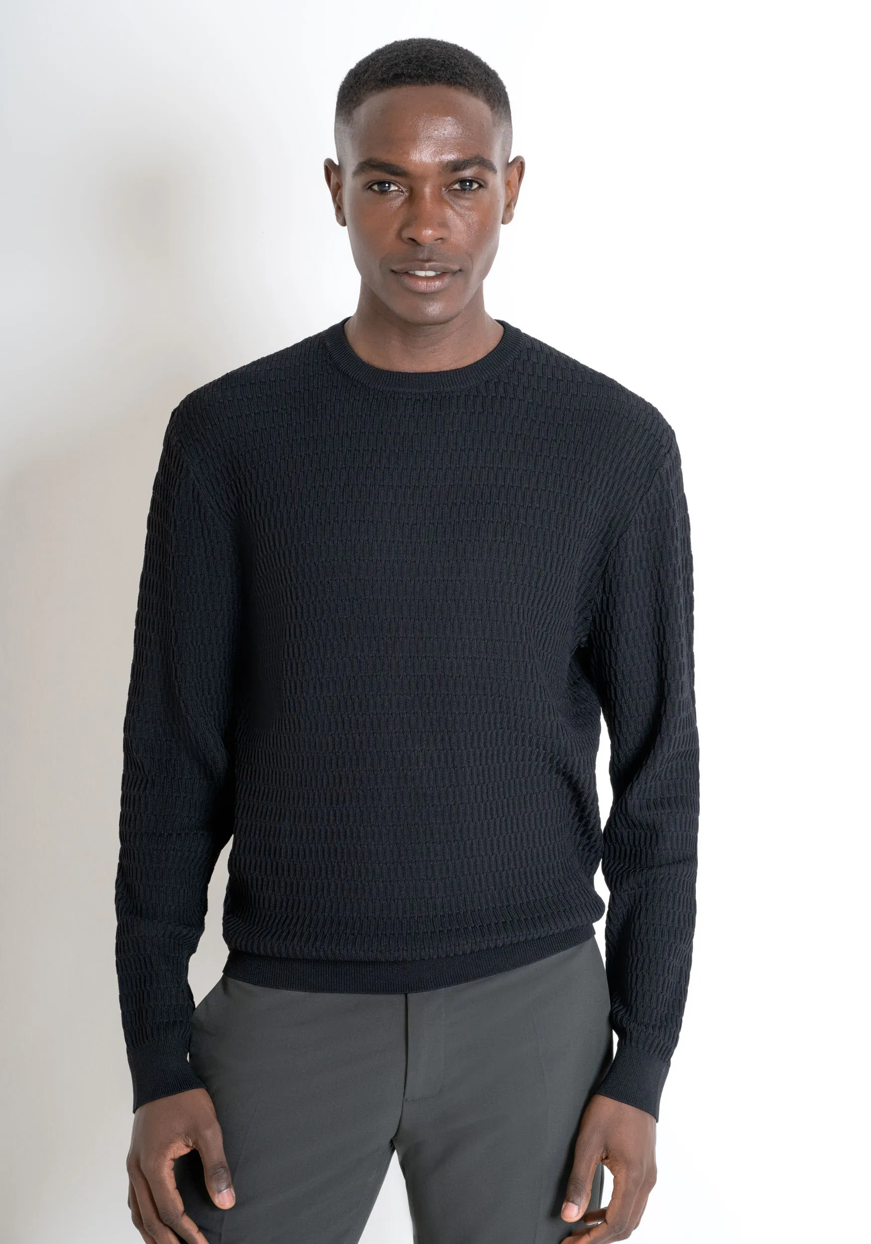 MAGLIONE GIROCOLLO REGULAR FIT NERO MISTO VISCOSA JACQUARD