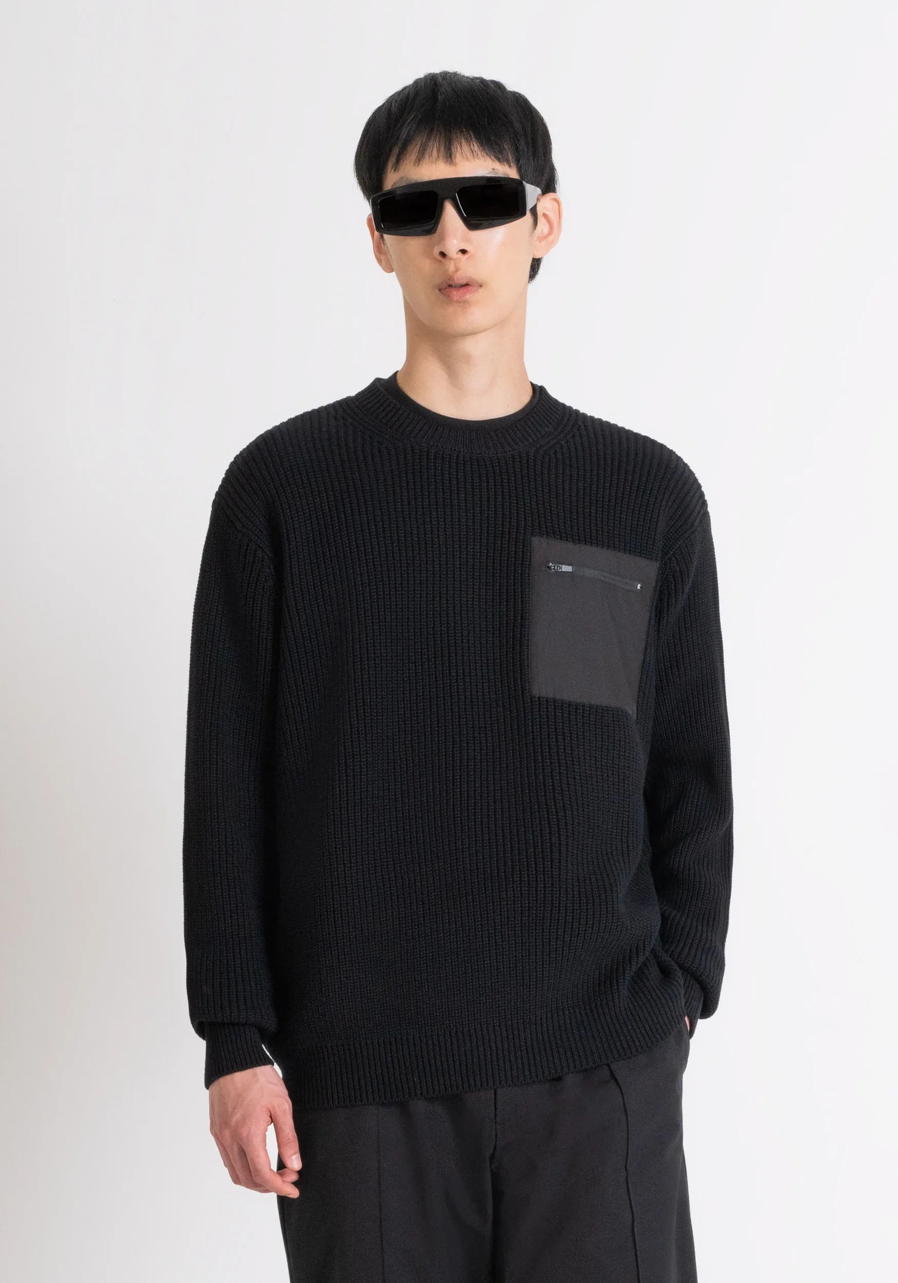 MAGLIONE RELAXED FIT IN COTONE CON TASCA IN TESSUTO