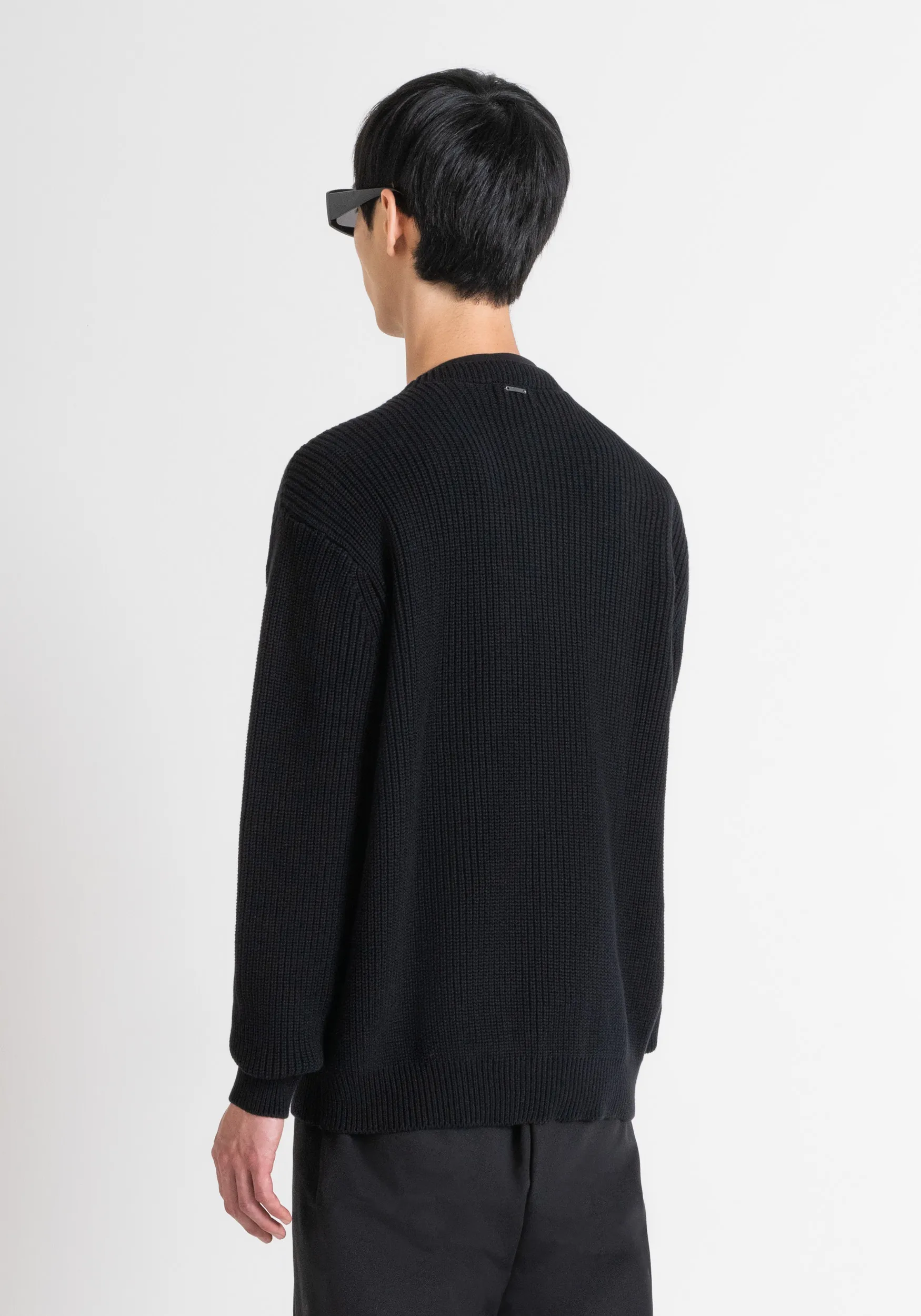 MAGLIONE RELAXED FIT IN COTONE CON TASCA IN TESSUTO