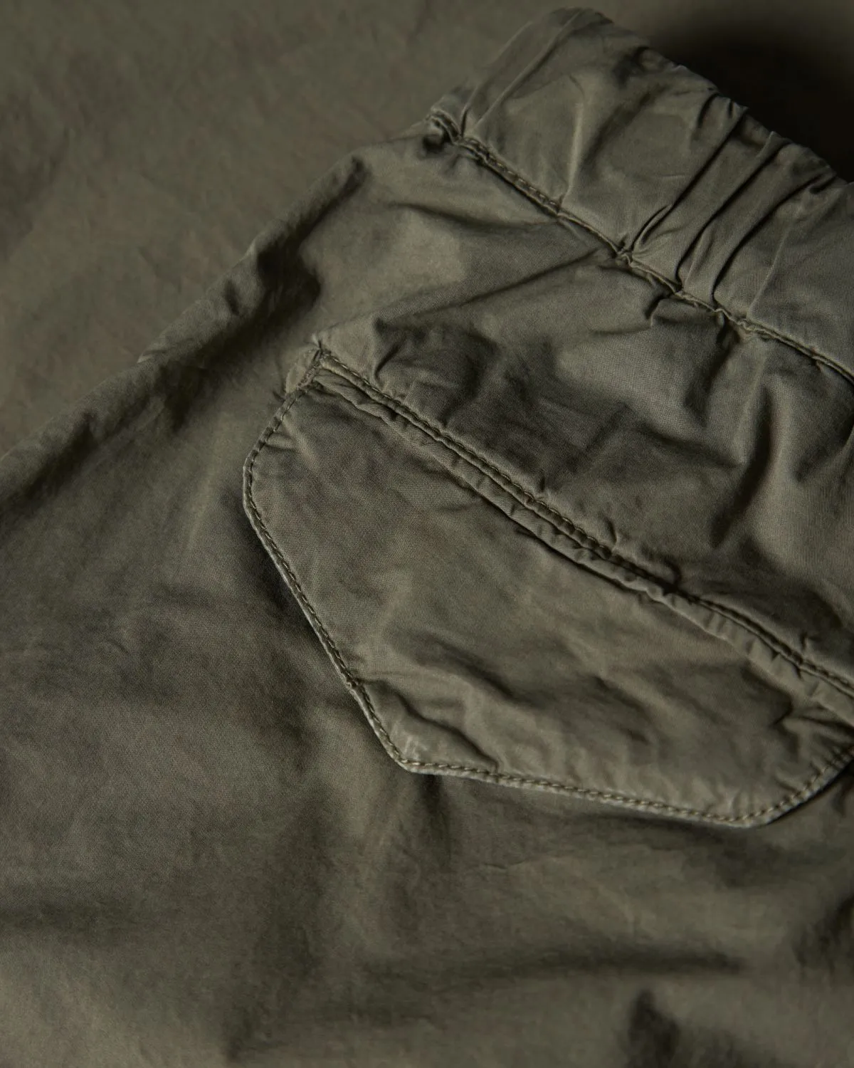 Pantaloncino elasticizzato di colore militare