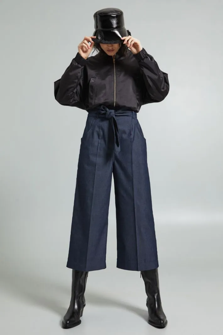 Pantaloni ampi con cintura