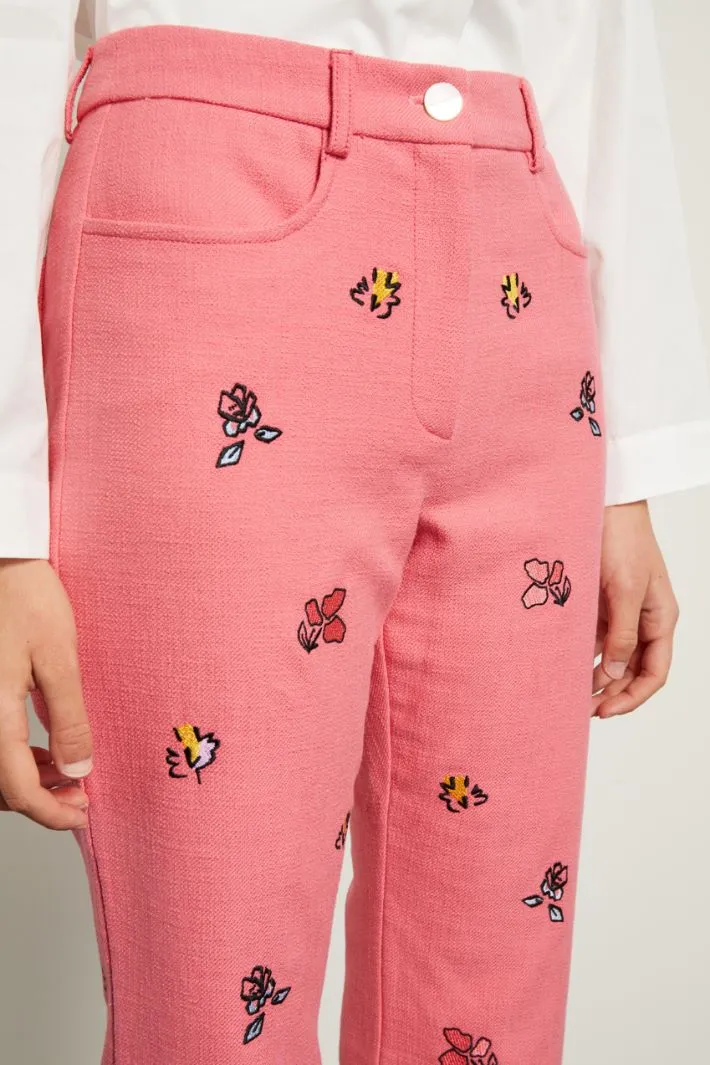 Pantaloni in stuoia ricamati