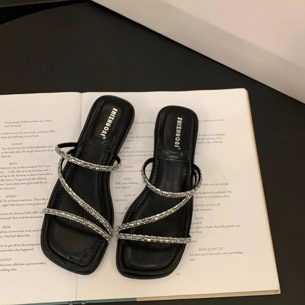Sandali francesi con temperamento a tacco basso, scarpe da fata per l'abbigliamento estivo, sandali con strass con suola morbida