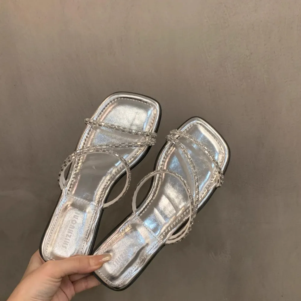 Sandali francesi con temperamento a tacco basso, scarpe da fata per l'abbigliamento estivo, sandali con strass con suola morbida