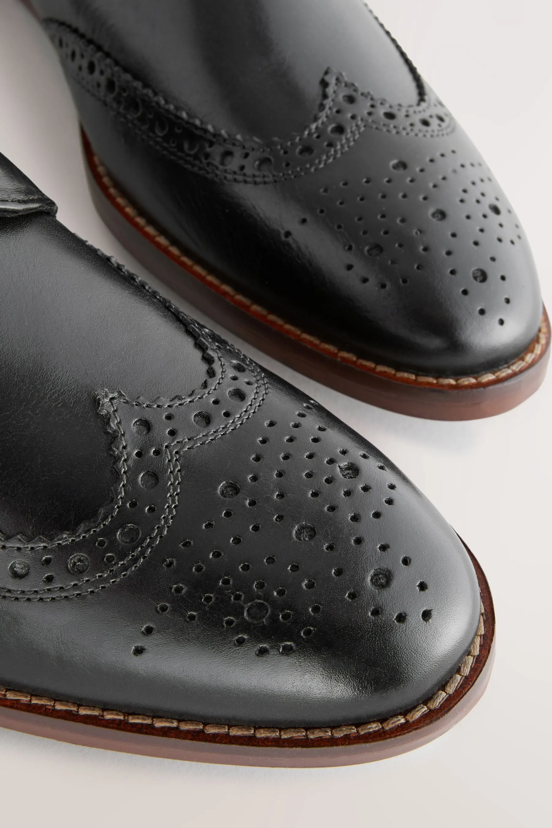Scarpe brogue in pelle con suola a contrasto    