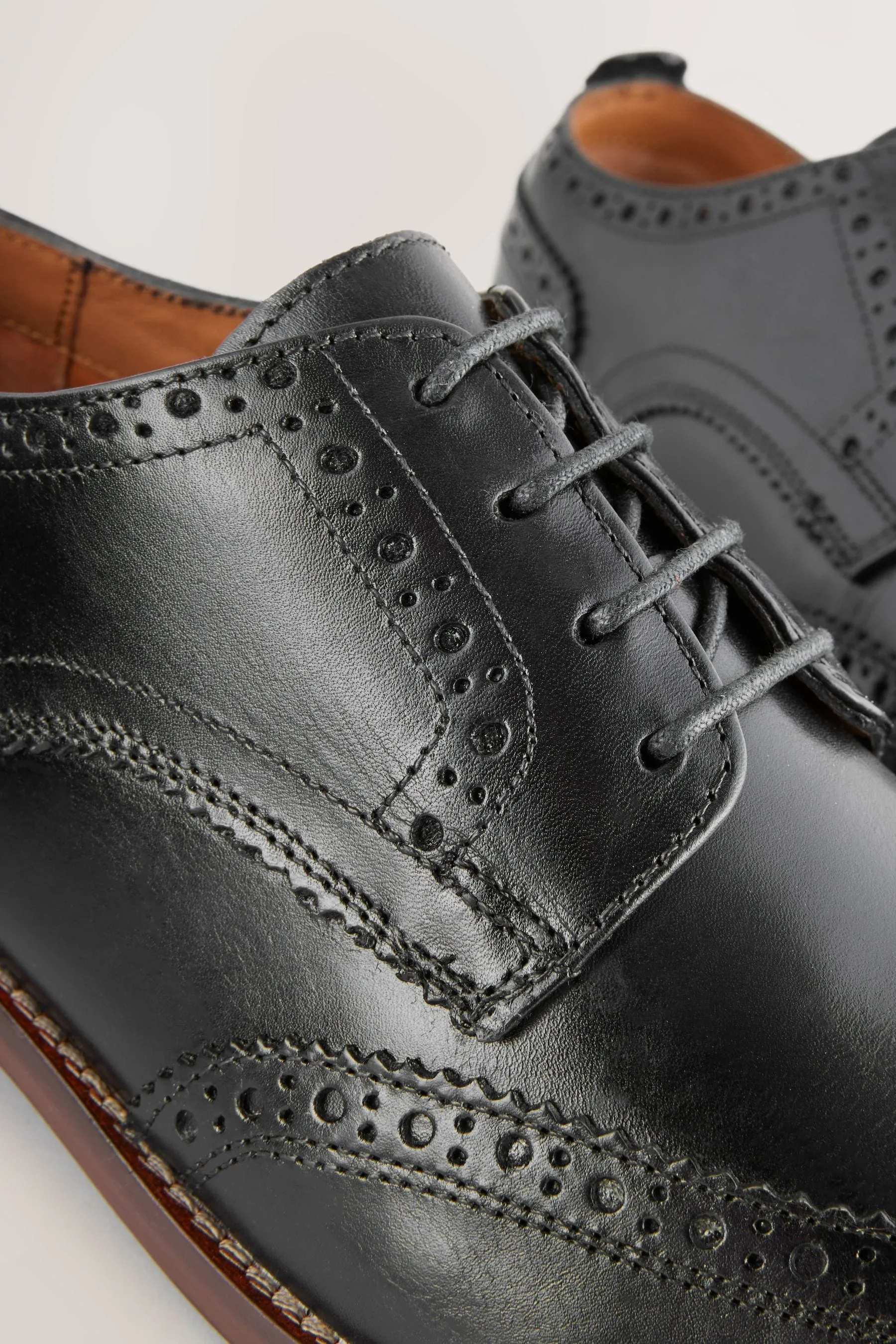 Scarpe brogue in pelle con suola a contrasto    
