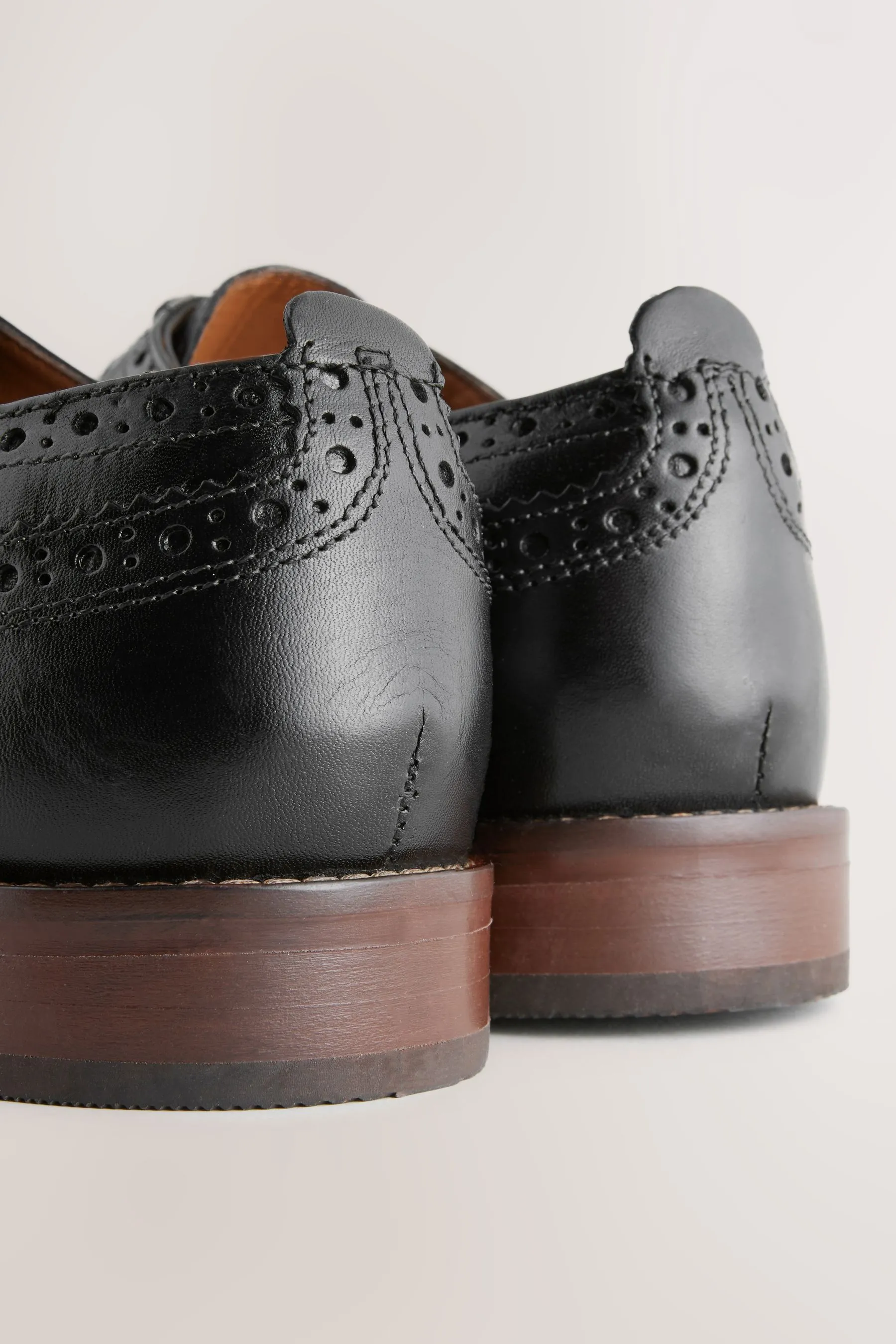 Scarpe brogue in pelle con suola a contrasto    