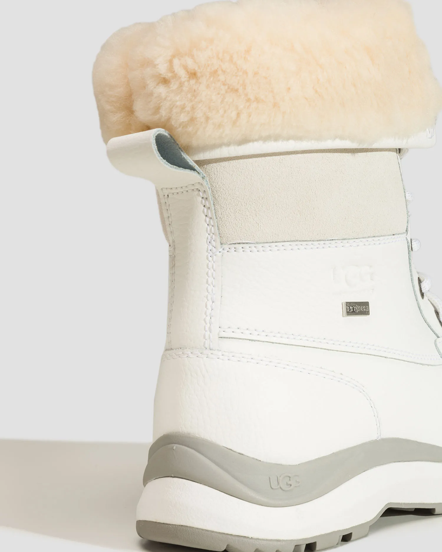 Stivali da neve da donna UGG Adirondack Boot III bianchi 1143530-brwh